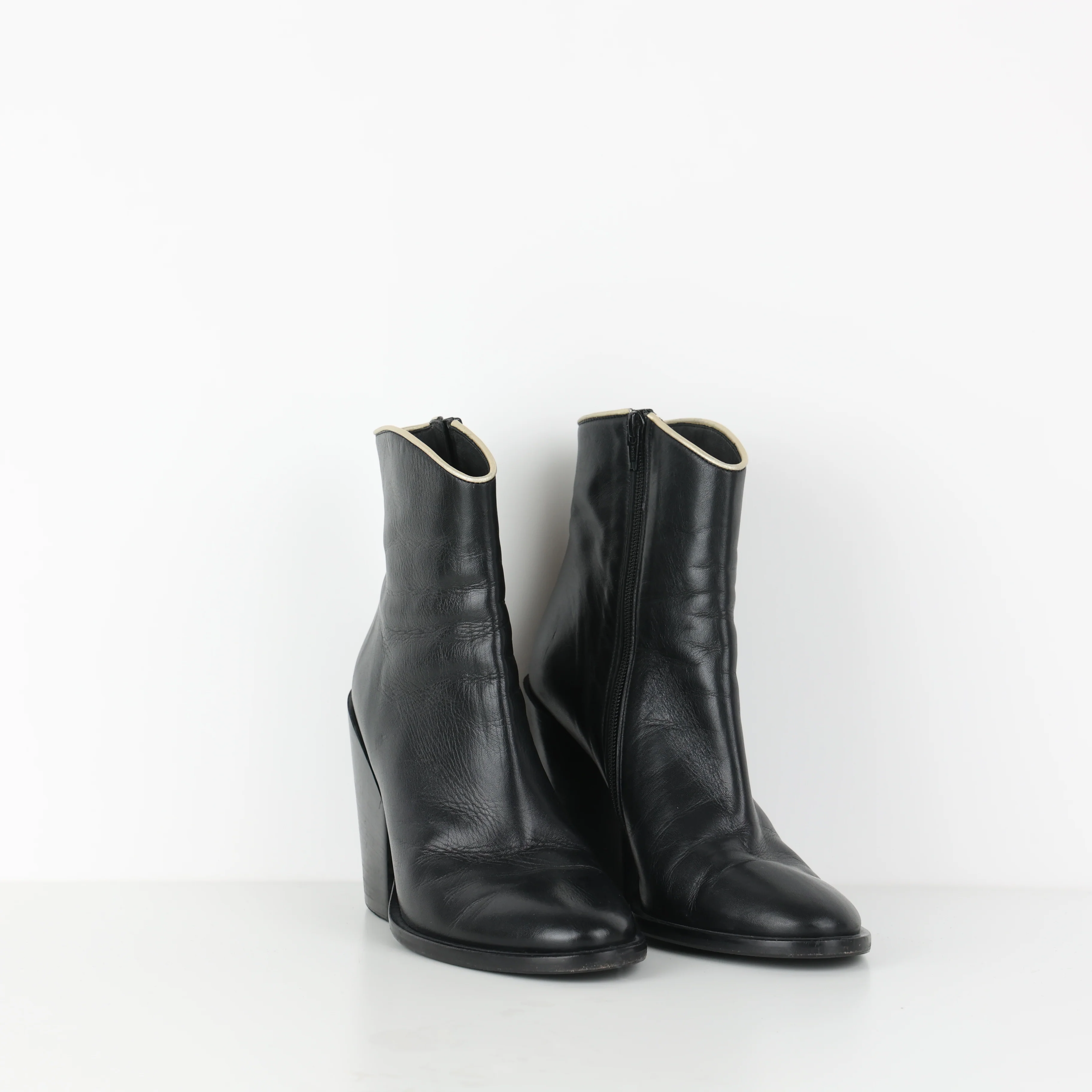 Boots , Shoe Size 39.5 - Image 3
